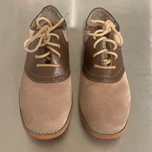Florsheim Boys Size 5 tan with brown saddle Oxford.